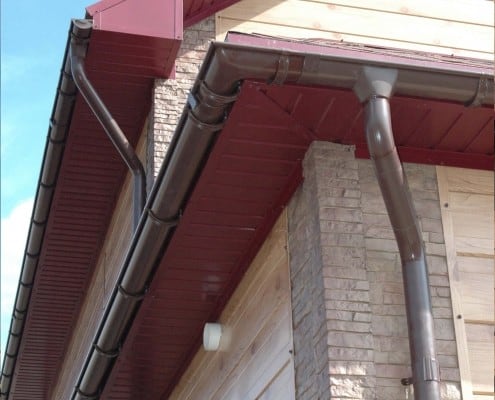 монтаж стального водостока